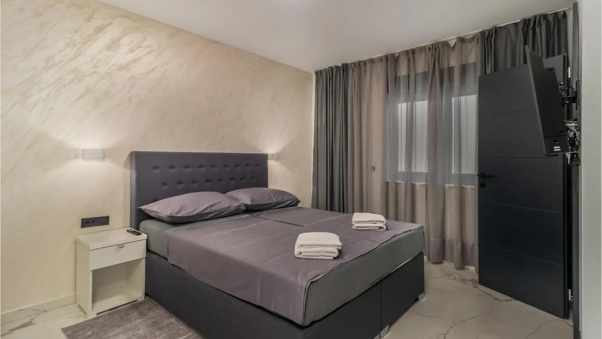 3 Bedroom Cozy Home In דראמליי 0*,